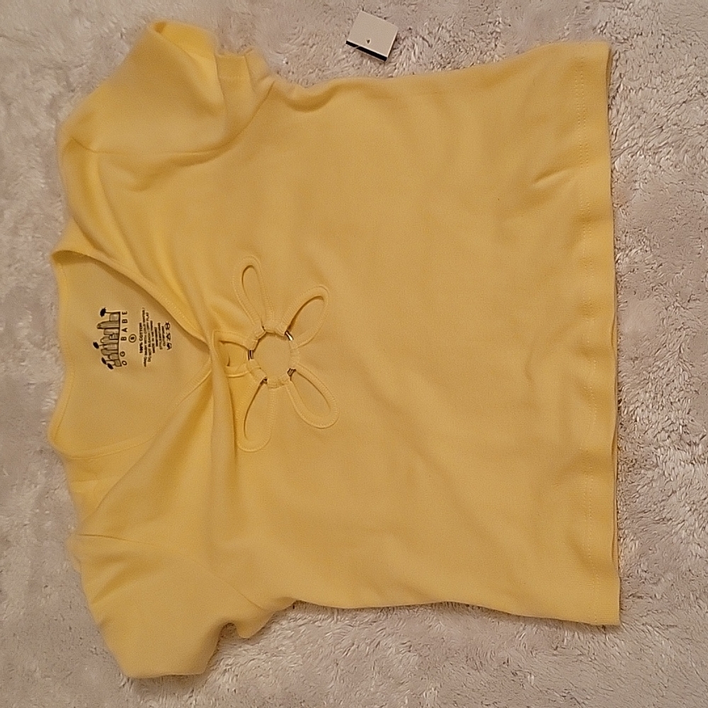 NWT light yellow crop top tee. Flower cut out on front. 100% cotton. Size small
